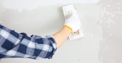 摄图网_501581687_装修工人擦墙腻子手部特写(企业商用)(1)